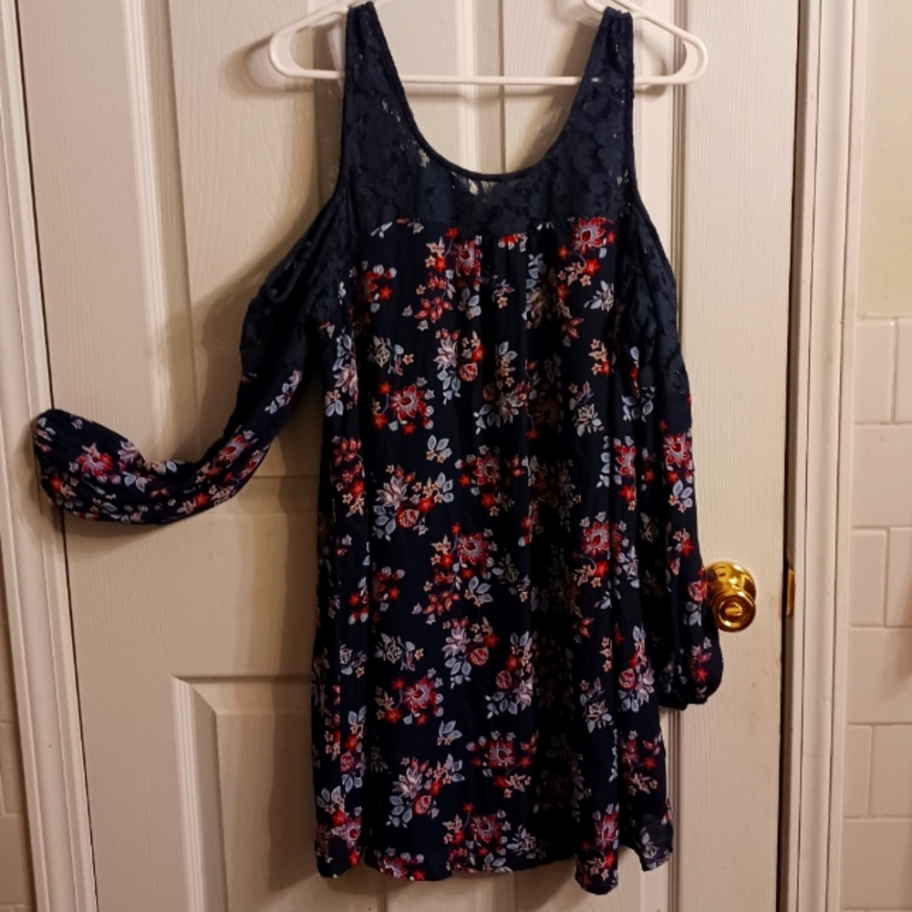 Cute dress, shows the shoulder